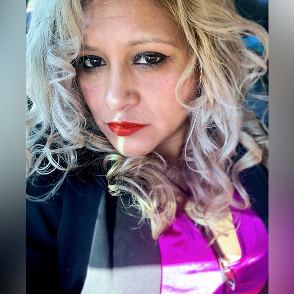 Meet your Posher, Flora - Picture 2 of 2